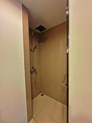 una ducha con puerta de cristal en un baño en Unixx Sea view, en Pattaya South