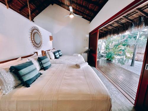 Una cama o camas en una habitación de Mimosa Tulum