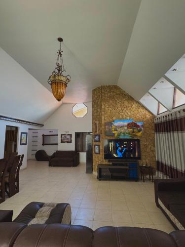 ein Wohnzimmer mit Sofa und Fernseher in der Unterkunft The Bunker in La Playa Bejarano