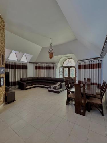 ein Wohnzimmer mit Sofa und Tisch in der Unterkunft The Bunker in La Playa Bejarano