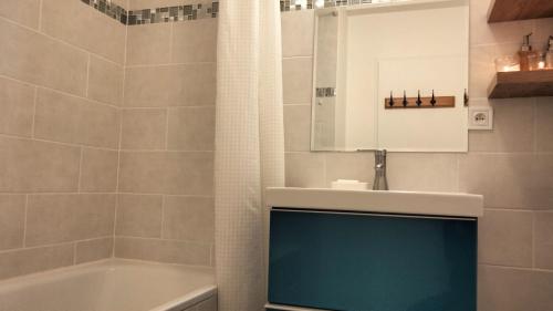 Koupelna v ubytování Family & Business Friendly Apartment # Parking # Digital Check-in Near Disney & Paris Center