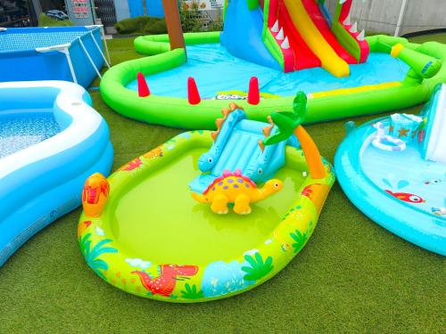 two inflatable trampolines are on the floor in a playground at BBQ 夏季プール マッサージチェア 舞子スノーリゾート 加賀屋旅館 南魚沼 Kagaya Ryokan 加贺屋旅馆 in Minami Uonuma