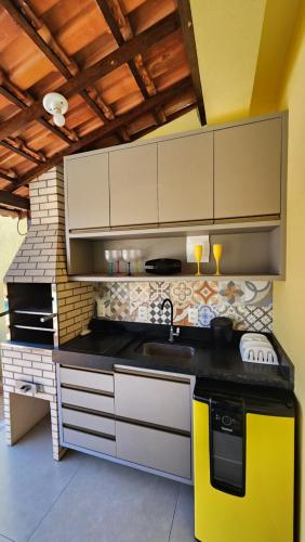 a kitchen with a sink and a stove at Linda casa com excelente localização em Boipeba in Ilha de Boipeba