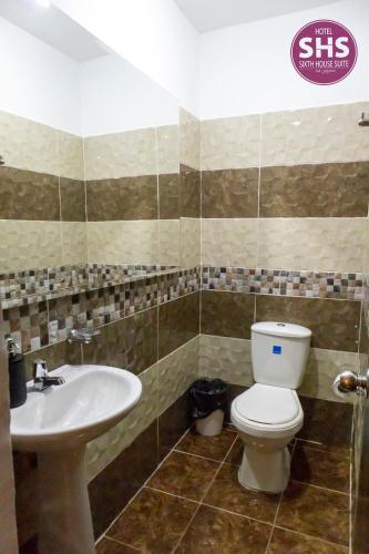 Un baño de Sixth House Suite