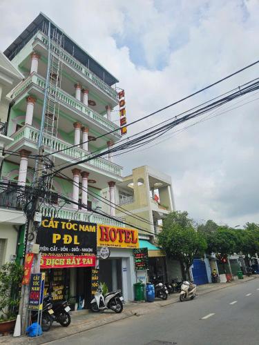 a building with a sign that reads cat ice man hotel at Ánh Sao Hotel HCM in Ho Chi Minh City