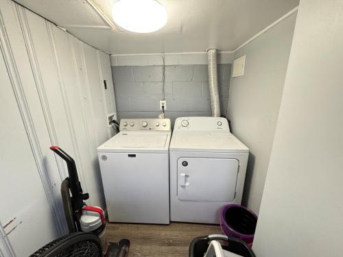 アレクサンドリアにあるCOZY Great Entire 8BR Home in Alexandriaの小さなランドリールーム(洗濯機、乾燥機付)