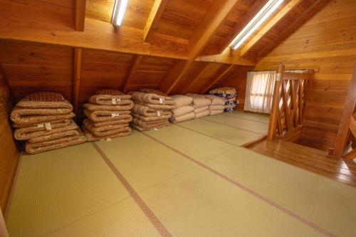 an attic room with a pile of towels on the floor at 三ツ峠グリーセンター in Nishikatsuracho