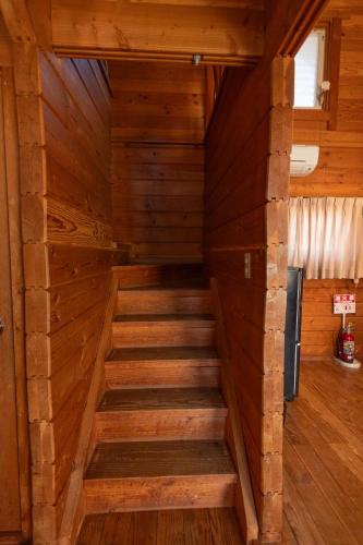 an inside view of a wooden cabin with stairs at 三ツ峠グリーセンター in Nishikatsuracho