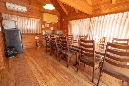 a dining room with a table and chairs at 三ツ峠グリーセンター in Nishikatsuracho