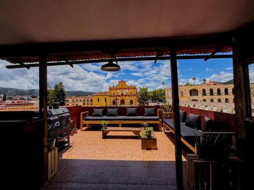 a balcony with a couch and a view of a building at Hostel Casa De Yagil in San Cristóbal de Las Casas