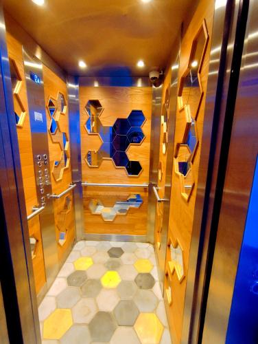 a walk in shower in a room with wooden walls and shelves at Céntrico con vistas Ushuaiayvos in Ushuaia