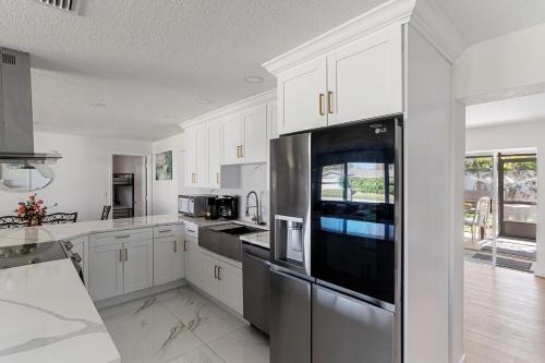 Dapur atau dapur kecil di Largo Pool Retreat 1 Mile to Beach