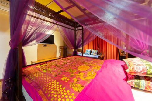Posteľ alebo postele v izbe v ubytovaní Zhangjiajie Wulingju Hotel