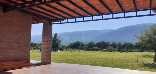 Nespecifikovaný výhled na hory nebo výhled na hory při pohledu z prázdninového domu