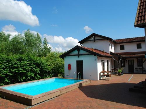 Φωτογραφία από το άλμπουμ του Wohnung in Dargun, Mecklenburg mit Schwimmbad, cleaning included σε Barlin