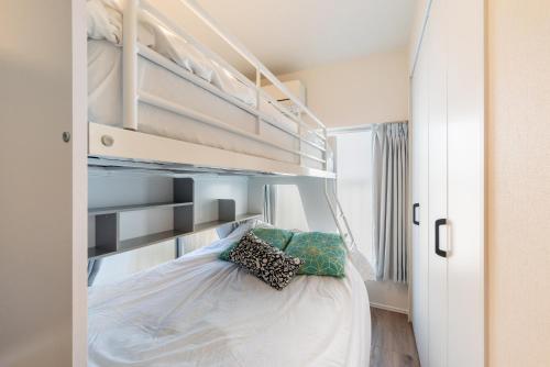 a small bedroom with a bunk bed in a room at 和-羽田 in Tokyo