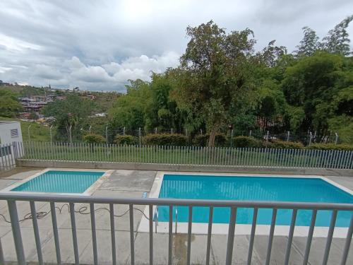 Una vista de una piscina desde un balcón. en Confortable apartamento en Montenegro de 3 habitaciones, en Montenegro
