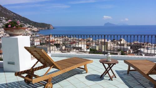 Un balcón con sillas y vista al mar. en La Zagara Hotel, en Lipari