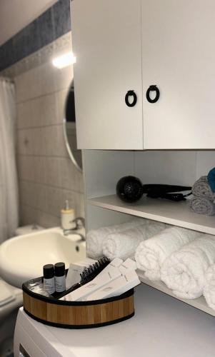 KardhakátaにあるPipis Houseの洗面台とブラシ付きのカウンターを備えたバスルーム