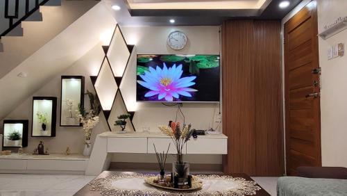 a living room with a flower on the wall at Vacation Home in Naga City -Jacobes Place in San Felipe