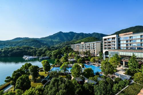 淳安千岛湖洲际度假酒店的享有河流和山脉的度假村的空中景致