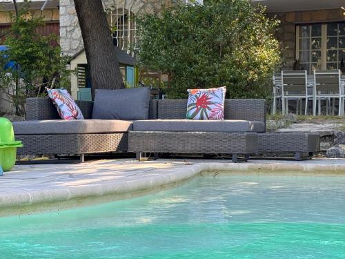 Photo de la galerie de l'établissement Rez-de-villa - piscine chauffée & jardin- salon avec canapé lit, cuisine et 2 chambres, à Mougins