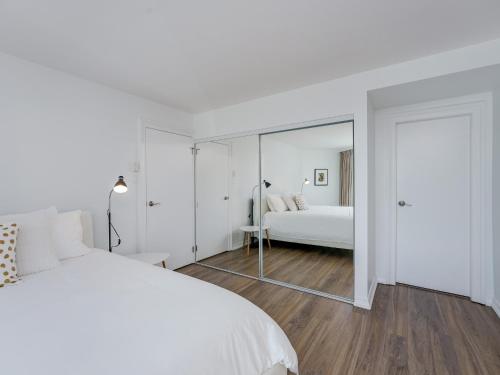 Postel nebo postele na pokoji v ubytování Coastal Duet - min 3-Day Stay Breathtaking Views with Work Desk by Victoria Prime!