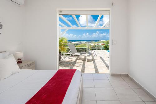 Ένα ή περισσότερα κρεβάτια σε δωμάτιο στο Les villas "Fenêtres Sur Plage" - Villas Créoles de charme , vue exceptionnelle face mer et plage & piscines privées à débordement