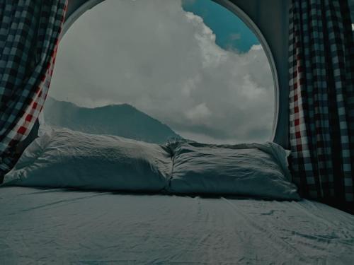 a bedroom with a bed with a circular window at Roses Homestay- Venuestay in Tam Ðảo