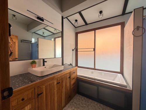 パーイにあるMoonlight Residence Paiの洗面台、浴槽、鏡のあるバスルーム