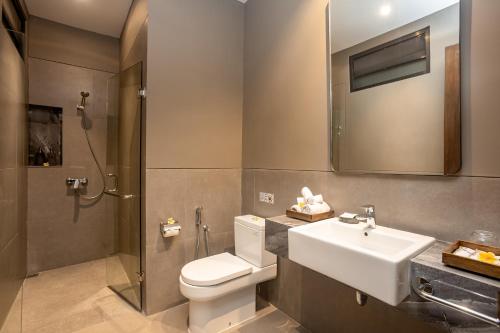 a bathroom with a toilet and a sink and a shower at Tapa Agung View Besakih in Menanga