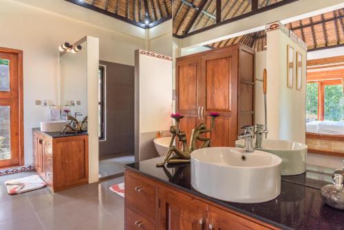 Phòng tắm tại Bougainville Hill Villa
