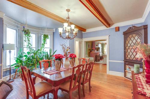 Χώρος καθιστικού στο Historic Home