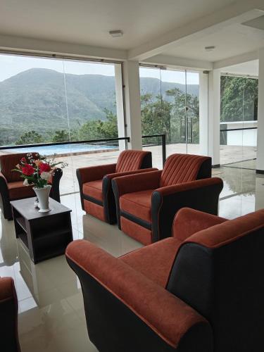 Pemandangan gunung umum atau pemandangan gunung yang diambil dari hotel