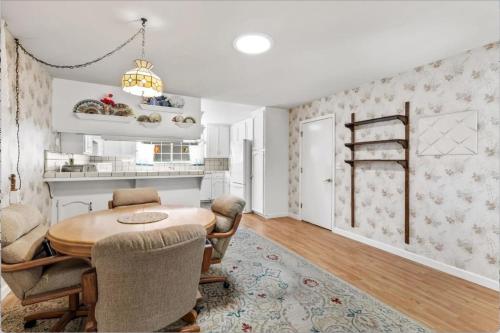 a dining room with a table and chairs at STR25-15 Master Bedroom Marina in Marina