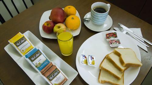 NautaPosada Turistica Green House的餐桌,包括两盘早餐食品和一杯咖啡