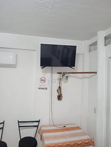 Télévision ou salle de divertissement dans l'établissement Barato, cómodo y accesible Barcos