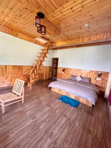 Un ou plusieurs lits dans un hébergement de l'établissement Manali Mornings