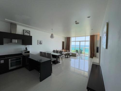 Η κουζίνα ή μικρή κουζίνα στο Ocean Vista Beach Front Apartment