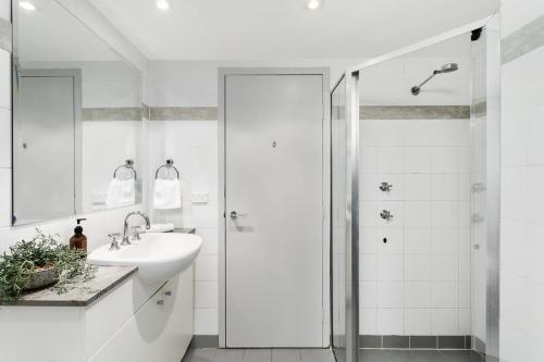 Koupelna v ubytování Chatswood charm - Convenience meets poolside views - HELP7