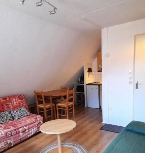 un salon avec un canapé et une table dans l'établissement Superbe appartement proche Grenoble, à Le Haut-Breda