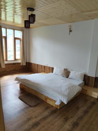 Un ou plusieurs lits dans un hébergement de l'établissement Manali Mornings