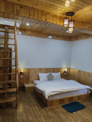 Un ou plusieurs lits dans un hébergement de l'établissement Manali Mornings