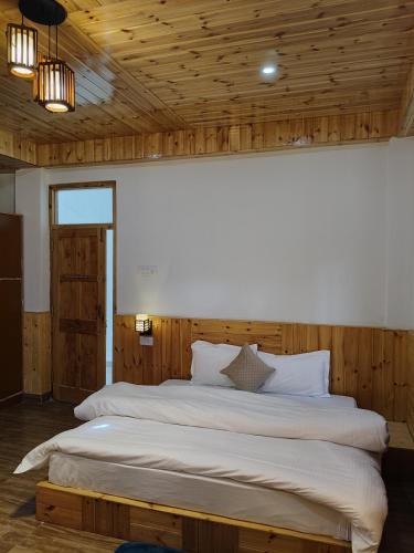 Un ou plusieurs lits dans un hébergement de l'établissement Manali Mornings