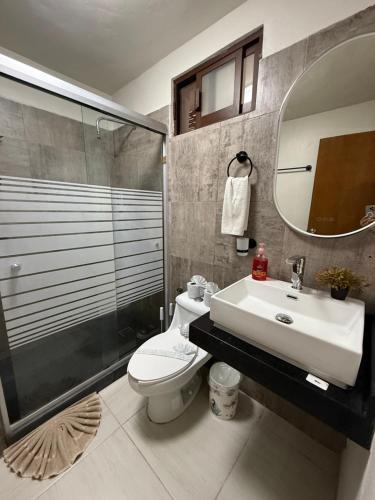 ein Badezimmer mit Toilette, Waschbecken und Dusche in der Unterkunft blue angel 4 in Playa del Carmen