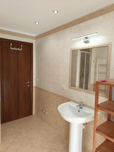a bathroom with a sink and a mirror at Beb dragonara in Torremaggiore