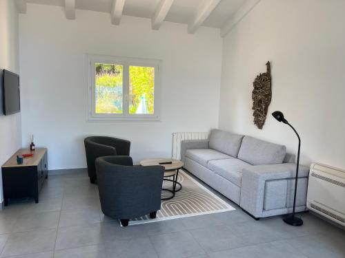 un salon avec un canapé et une chaise dans l'établissement La villa Timeo, à Pietrosella