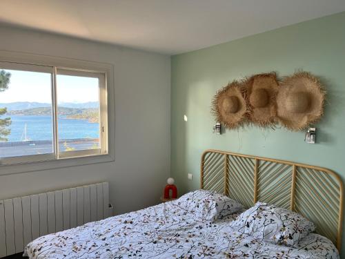 une chambre avec un lit avec vue sur l'océan dans l'établissement La villa Timeo, à Pietrosella