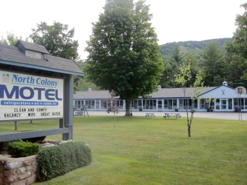 a motel sign in front of a building at North Colony Motel and Cottages in Bartlett