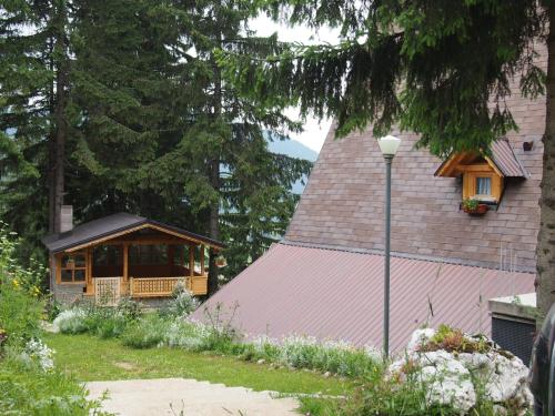 a house with a pink roof and a building at Holiday Home Tirol in Vlasic